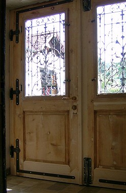 Die Innenseite der Tr mit den originalen Bndern und der holzsichtig belassenen Innenseite aus Tanne