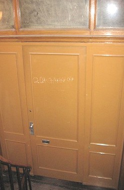 Der ursprngliche Zustand mit dem originalen Oberlicht und einer einfachen Sperrholztr.
