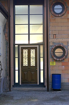 Die in die Glasfront integrierte, restaurierte Grnderzeit-Haustr