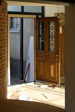 Die Grnderzeit-Haustr schwebt frmlich in ihrem Rahmen.