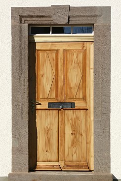 Haustr in typischer Biedermeierform mit einem schmalen Oberlicht.